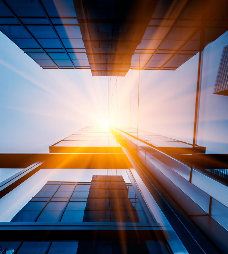 Edificio con la puesta de sol